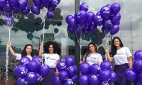 Winn Promoções - Promotoras com balões azuis